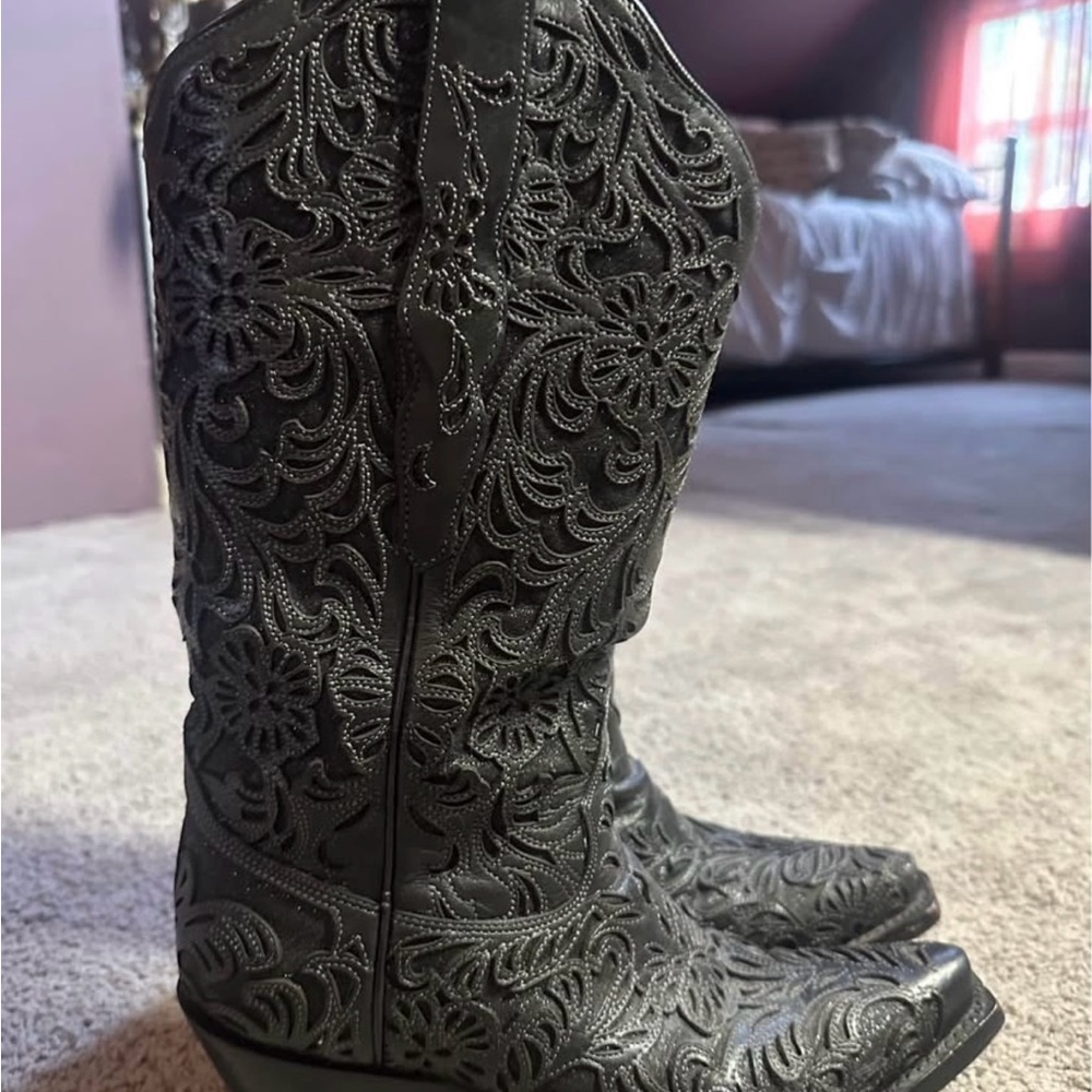 Corral Women's Black Embroidered Heeled Boots - Picture 6 of 9